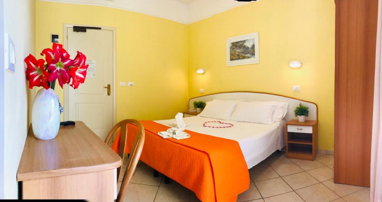 Hotel Naica Rimini Exteriör bild